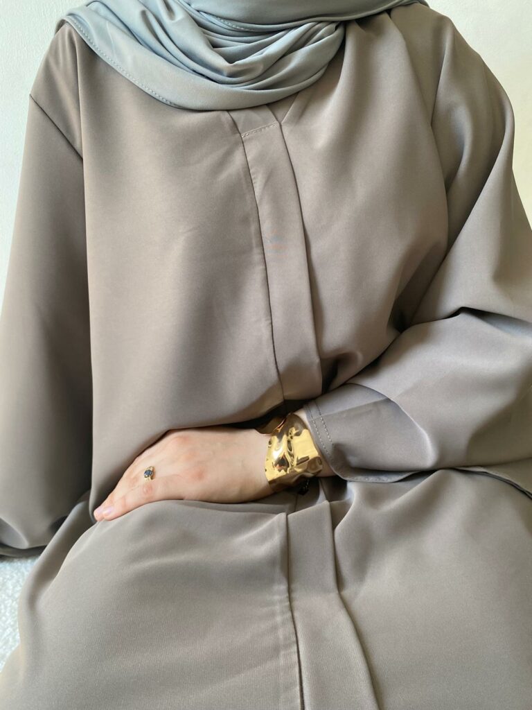 abaya beige fluide portée assise