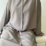 abaya epure beige portee assise