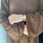 abaya marron portée debout