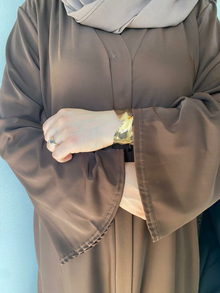 abaya marron portée debout